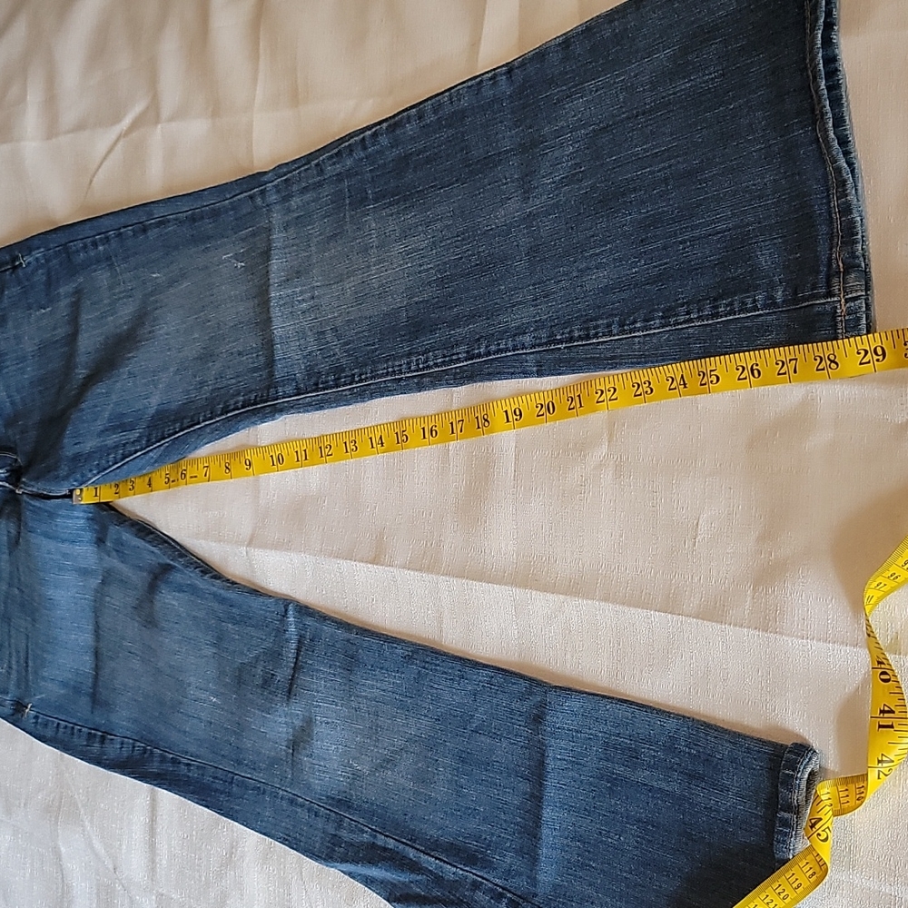 Abercrombie &Fitch Madison medium wash mid rise flared blue jeans size 6 short - Picture 4 of 7